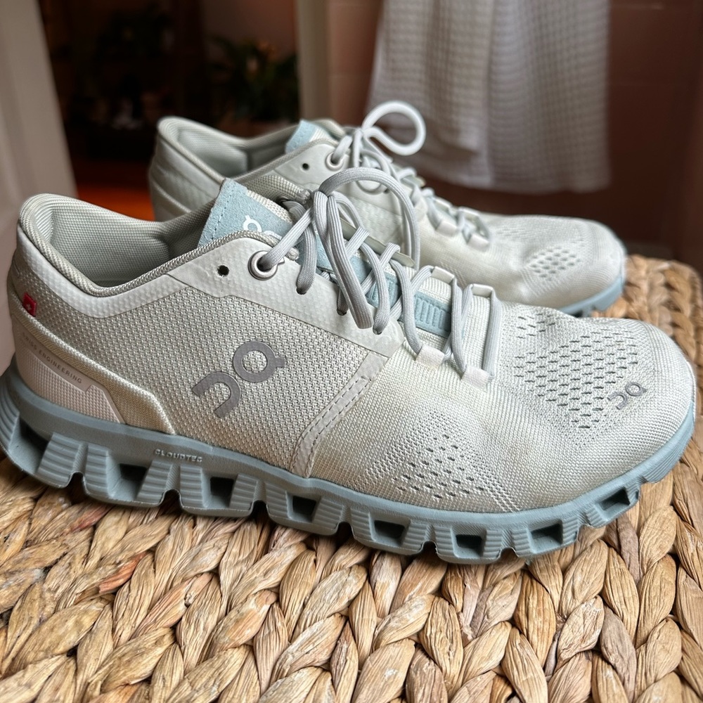 Lightly worn Cloud X On Running shoes!
